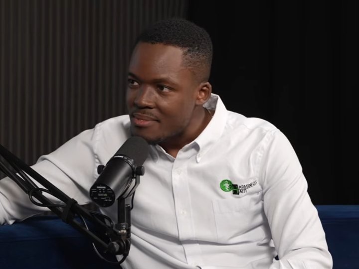 Jeph Jacquet au micro sur le plateau de Médicaments et Société