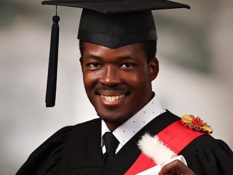 Jeph Jacquet en toge et mortier, son diplôme à la main