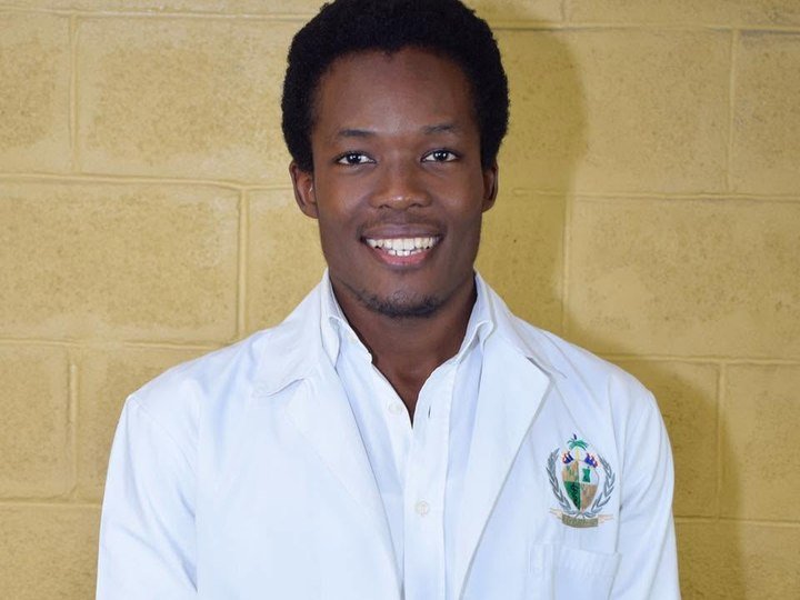 Jeph Jacquet en sarrau blanc, écusson de la Faculté de Médecine et de Pharmacie